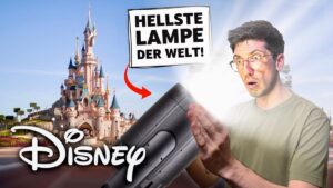 Thumbnail des Videos: Ein futuristisches Disney-Logo mit leuchtenden Effekten, umgeben von technischen Grafiken und Symbolen, die Innovation und Fortschritt darstellen.